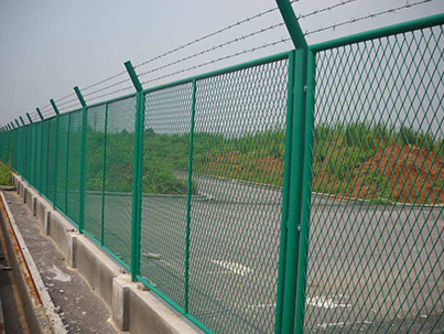 如何選擇公路護(hù)欄網(wǎng)？ 